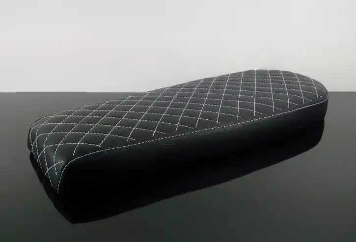 Cafe-Racer, Scrambler, SITZBANK, universal, sozius-geeignet, schwarz, weiße Karo-Nähte Top-Seller