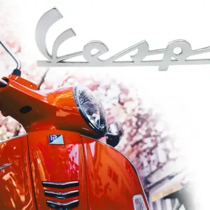 Emblem Schriftzug Piaggio Vespa für Beinschild, Alu 120 x 35 x 9mm mit Pins zur Befestigung Finale Aktion