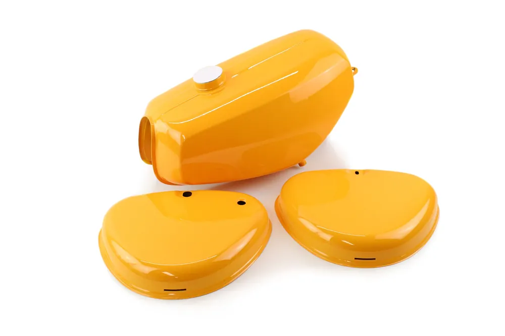 Saisonangebot Kraftstoff Benzin Tank und Seitendeckel im Set für Simson S50, S51, S70 - Farbe Saharabraun / RAL 1007 - Bananen Form