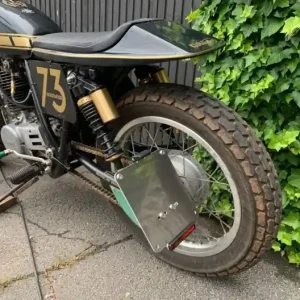 Kostenloser Versand Seitlicher KENNZEICHENHALTER f. Yamaha SR500 SR 400/500, inkl. LED-Beleuchtung, Reflektor, Befestigungsmaterial, aus VA/Aluminium