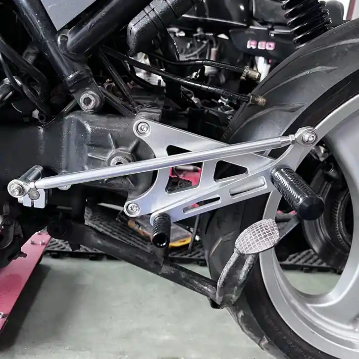 Zurückverlegte Fußrastenanlage BMW K75 K100, silbern Angebot